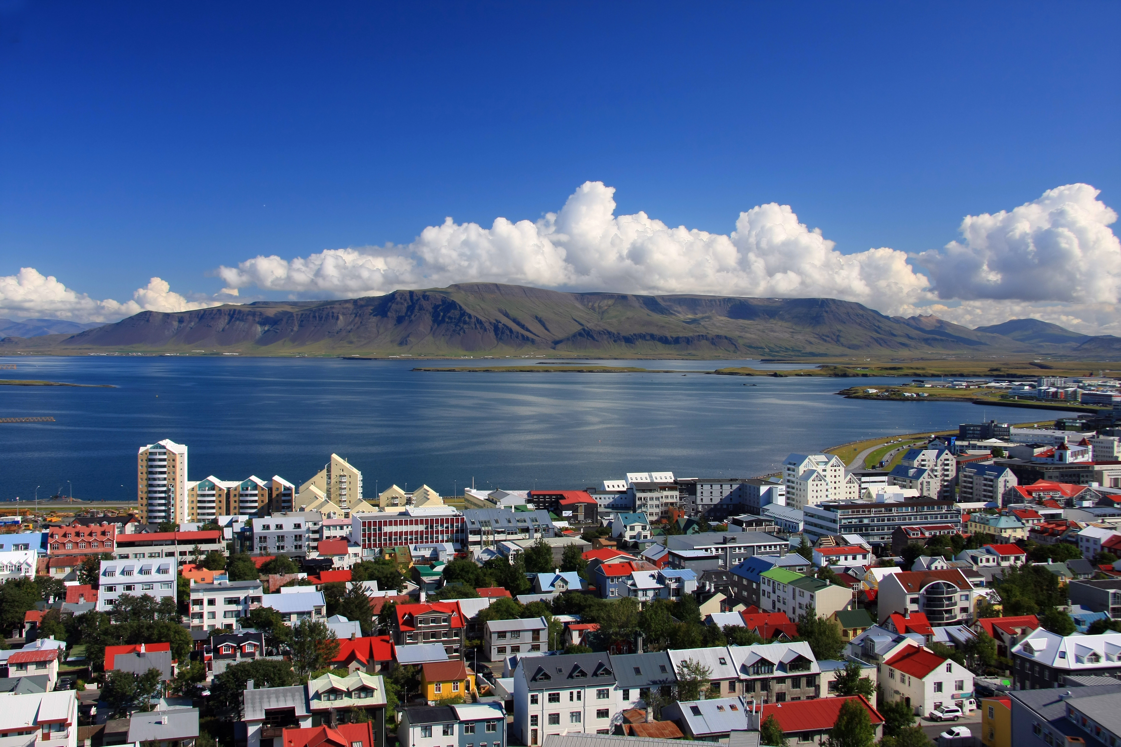 Исландия. Исландия Рейкьявик. Исландия Рик Явик. Исландия Рейкьявик море. Рейкьявик столица Исландии фото.